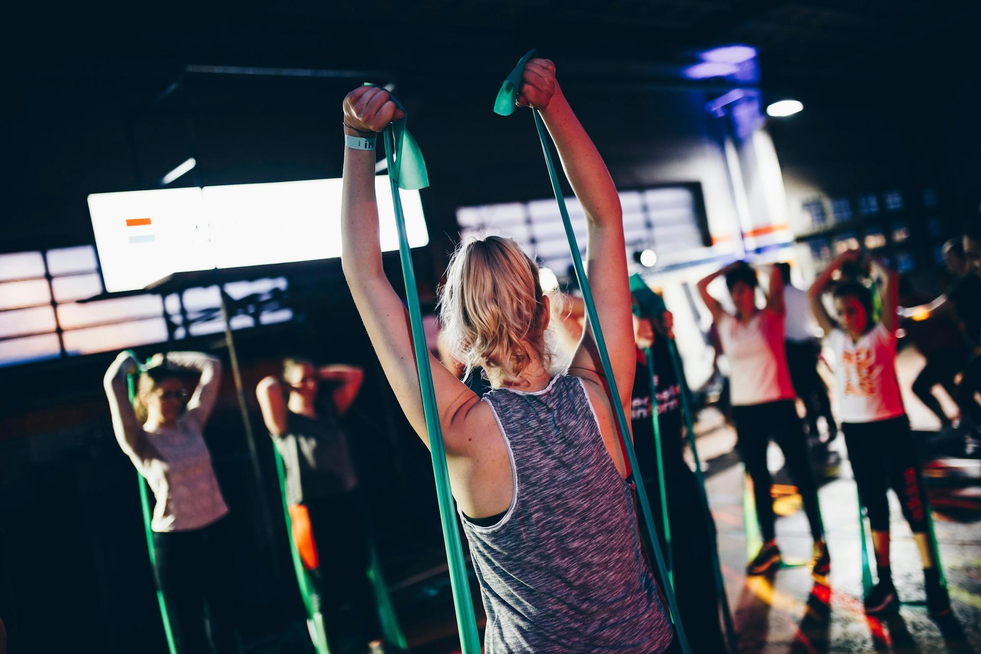 Cours collectif de fitness avec élastiques de résistance