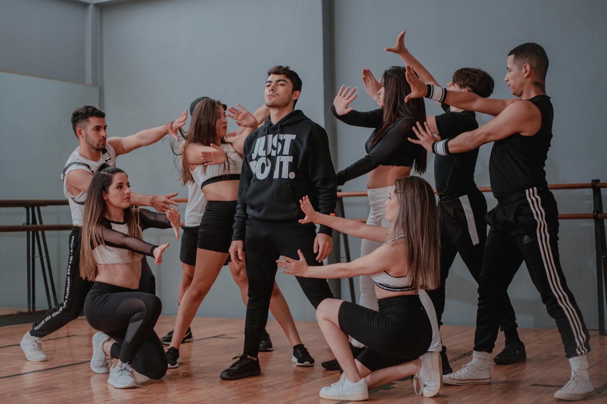 Cours de hip-hop en studio, groupe de danseurs en pleine chorégraphie