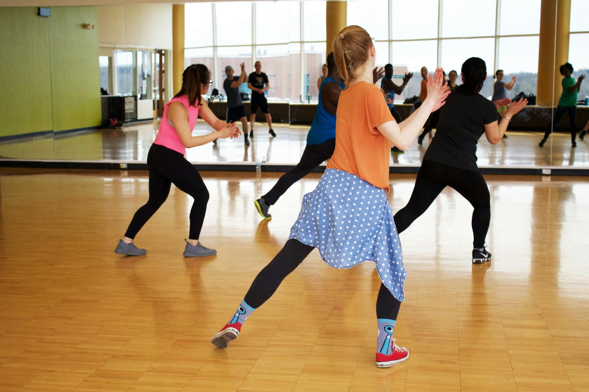 Cours de modern jazz en studio, élèves en mouvement sur un parquet