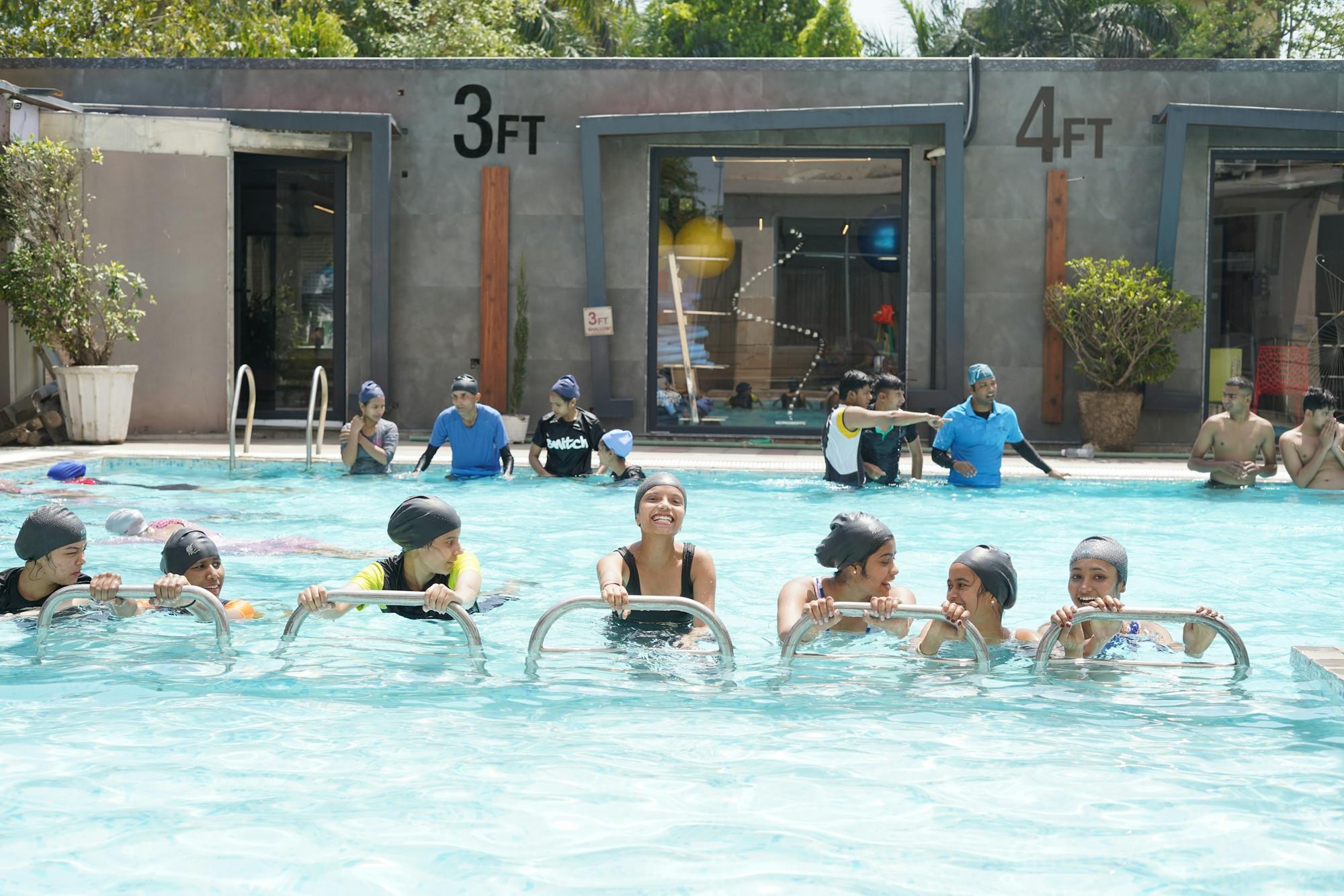 Cours d'aquagym en piscine avec des frites en mousse