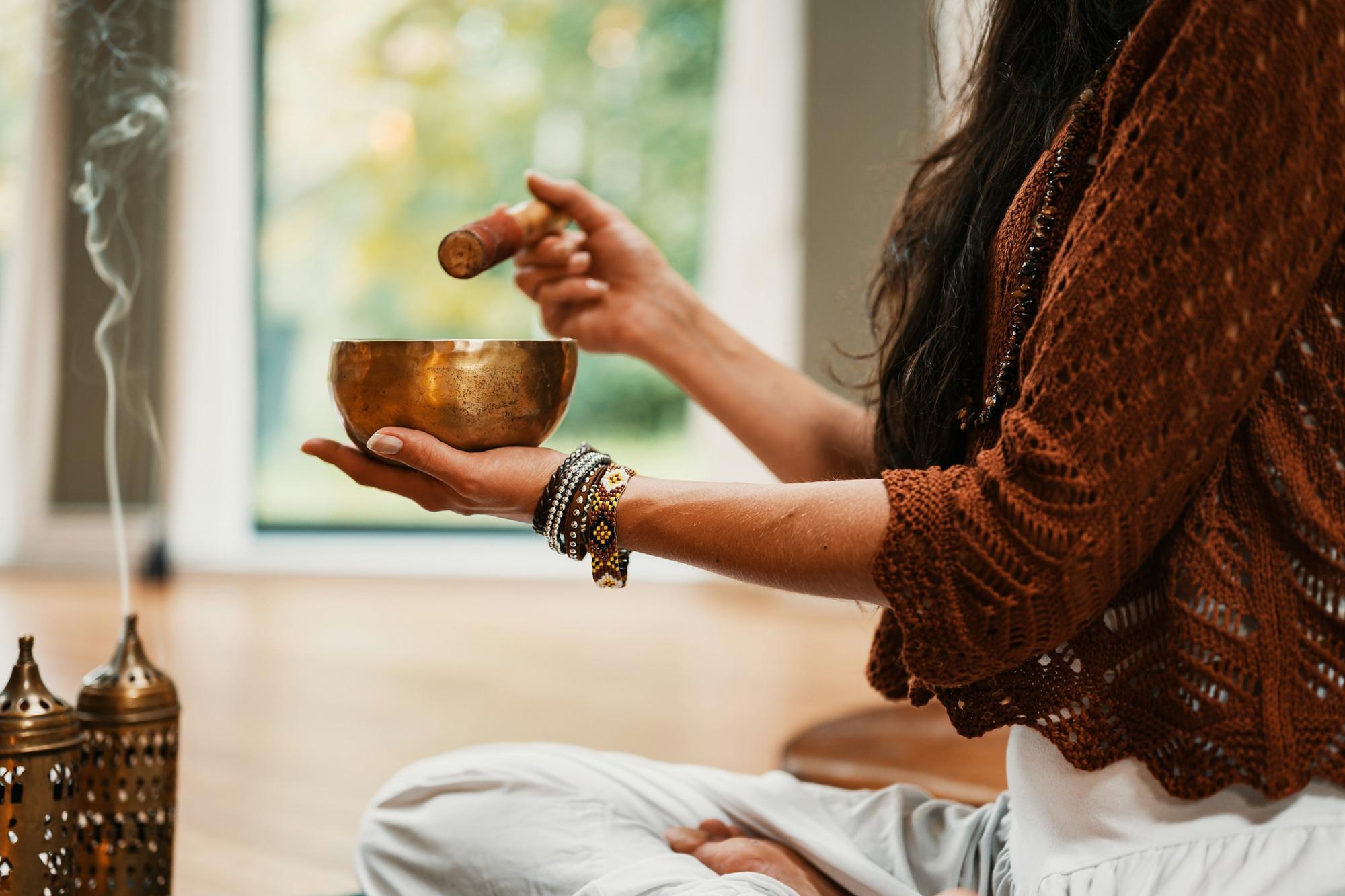 Séance de méditation avec un bol chantant tibétain