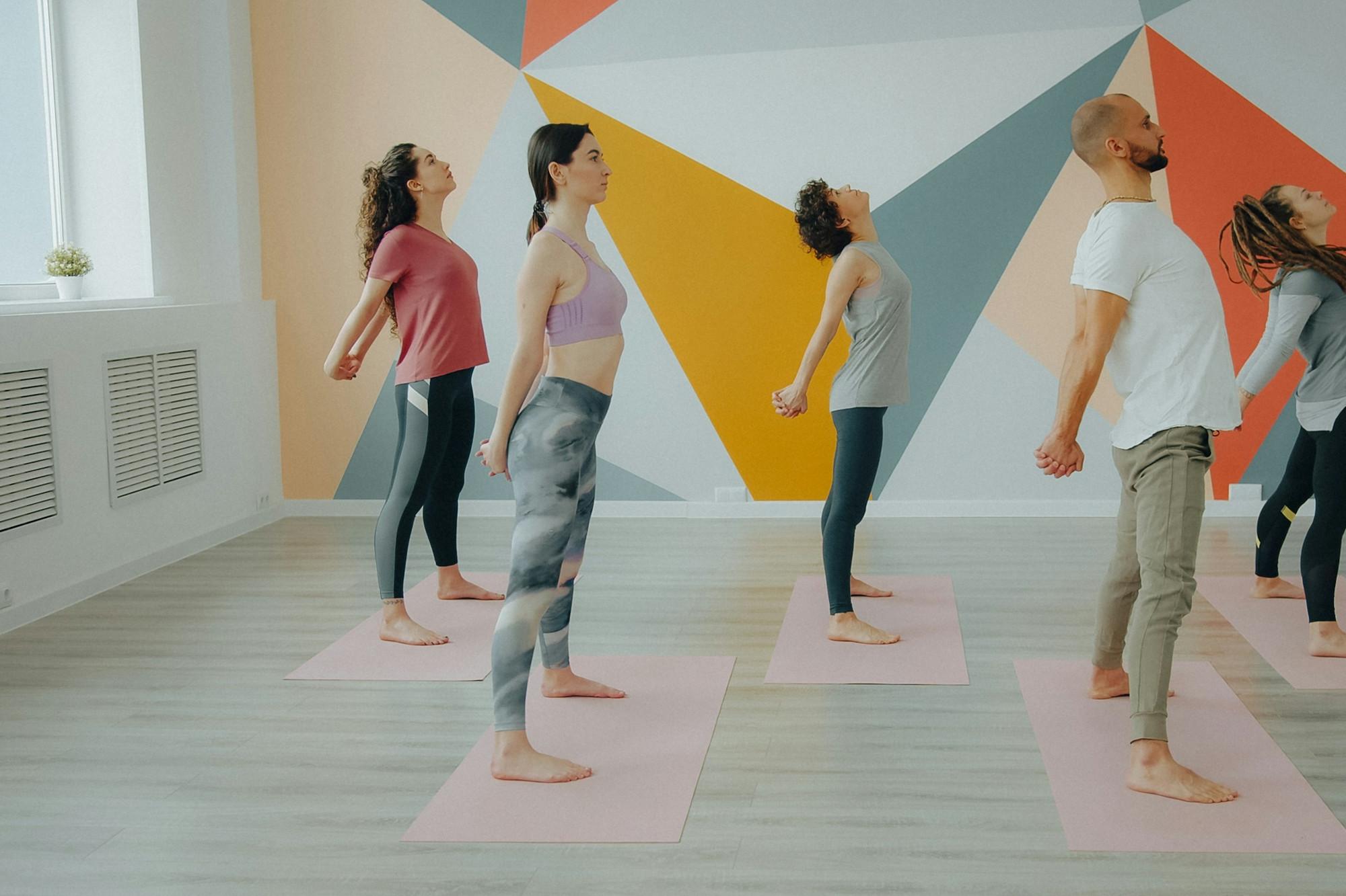 Cours de yoga collectif dans un studio lumineux